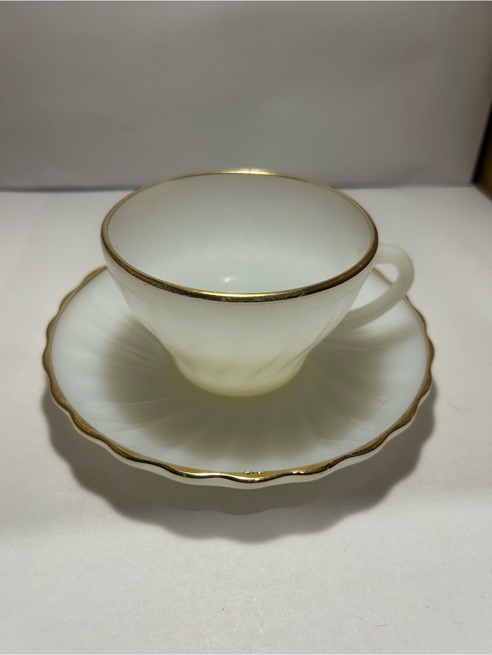 Anchor Hocking Fire King Teacup Saucer swirl Milk Glass Gold Trim Set of 5